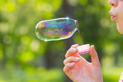 Les secrets scientifiques derrière le phénomène cela fait des bulles