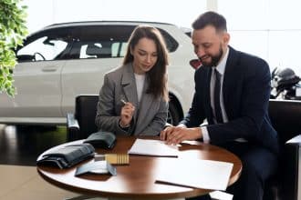 Jeune femme heureuse avec sa première voiture d'occasion