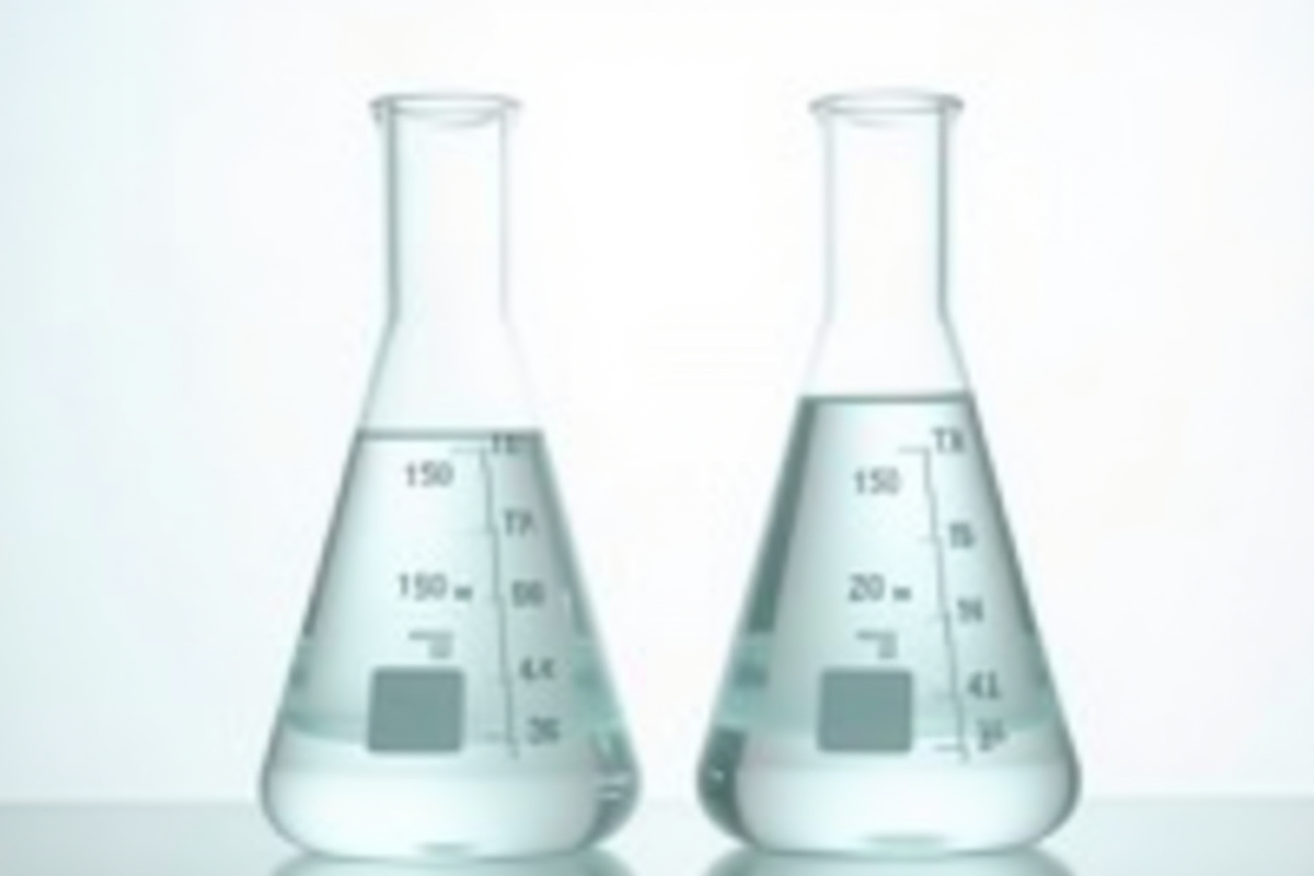 Deux béchers de laboratoire avec liquide et graduations nettes