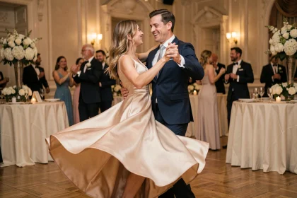 Couple élégant dansant le madison lors d'un mariage chic dans un grand salon orné