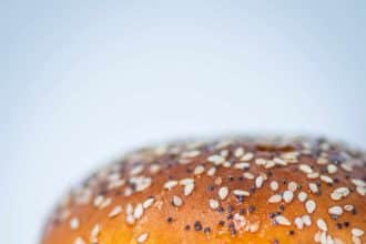 Hamburger appétissant avec réduction sur le menu McDonald's