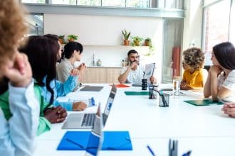Employés multiraciaux écoutant un responsable lors d'une réunion Lean six sigma