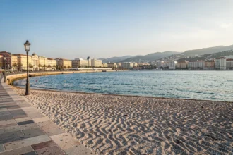 Promenade des Anglais et baie de Nice le matin