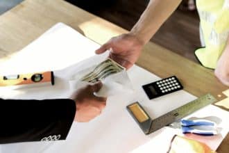 Professionnel indépendant remettant de l'argent à un salarié